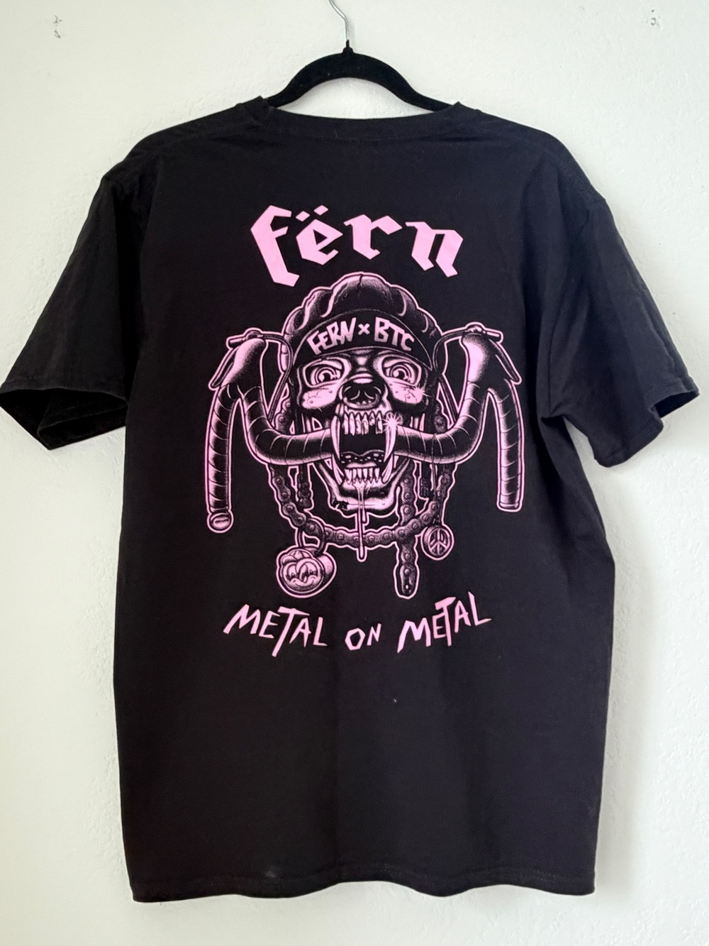 🚴‍♂️💀🩷 FÖRN x BTC “METAL ON METAL” CYCLING TEE — RARE GERMAN INDIE COLLAB 🩷💀🚴‍♂️